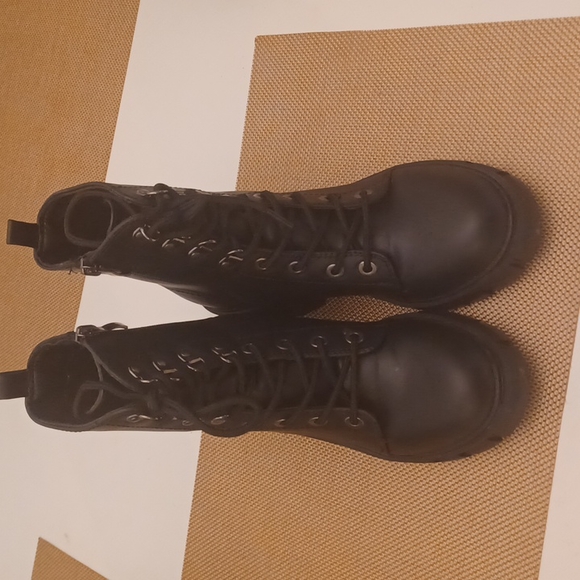 Boots size 61/2 - Picture 1 of 3